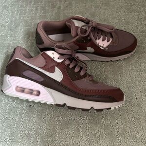 Women’s NIKE AIRMAX. Size 7.5